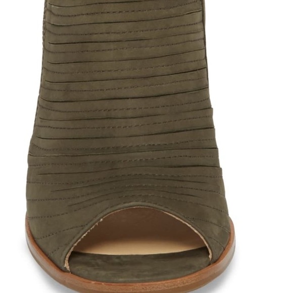 PAUL GREEN sydney Peep Toe Studded Sandal (Women)
$389.00 size 9 women - Picture 4 of 15